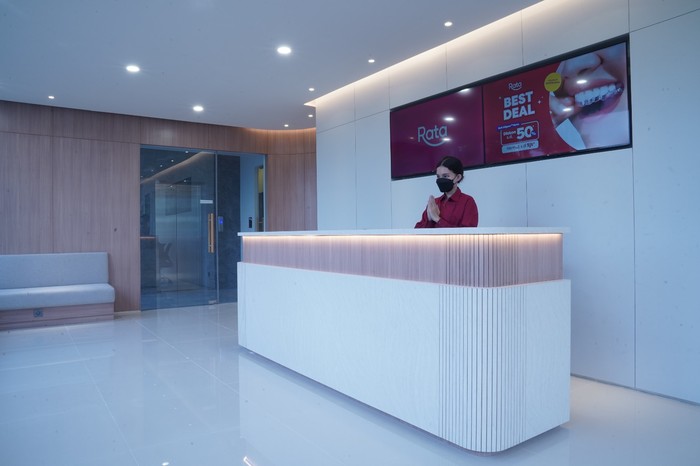 Tanam tawarkan implan gigi tanpa bedah di Rata Clinic Center