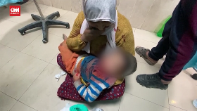 VIDEO: Pilu Ibu Minta Anaknya Diobati di RS Al Aqsa Gaza