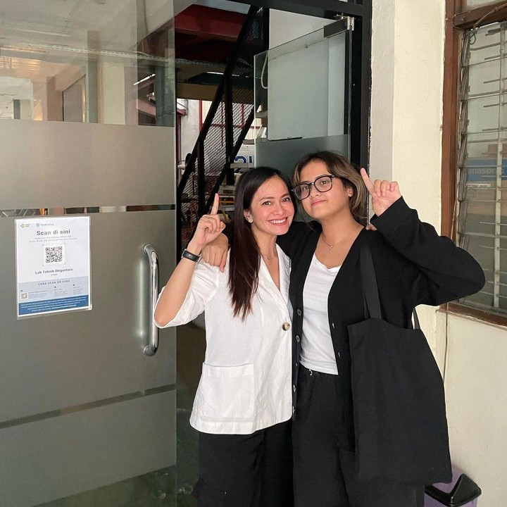 <p>Ersa pun mengabadikan beberapa potret bersama Kika di depan laboratorium Teknik Dirgantara saat diajak berkeliling kampusnya. "Mampir ke kampus anak gadis dan terkesima liat ada pesawat di lab-nya. Monmaap mama norak saking senengnya bisa ngintip kampus haha," ujar Ersa. (Foto: Instagram@ersamayori)</p>