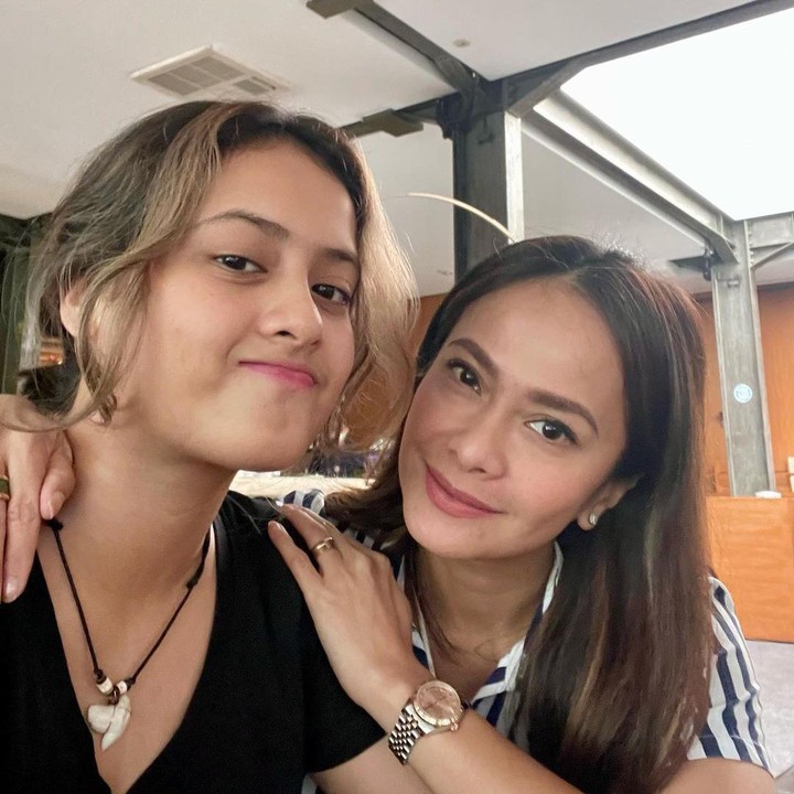 <p>Momen membanggakan itu pun sempat diabadikan Ersa saat harus berhubungan jarak jauh dengan putrinya itu. "Siap-siap belajar LDR sama anak gadis. Yup, bulan depan Kika bakal jadi mahasiswa di Bandung. Perasaan campur aduk banget! Bahagia Kika diterima di kampus impiannya, tapi <em>mellow</em> bakalan jauh dari anak gadis. Walau Bandung deket tetep aja ngga bisa ketemu setiap hari lagi," tulis Ersa. (Foto: Instagram @ersamayori)</p>