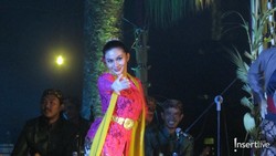 5 Foto Ariel Tatum Jaipongan hingga Disawer di Tanah Sunda