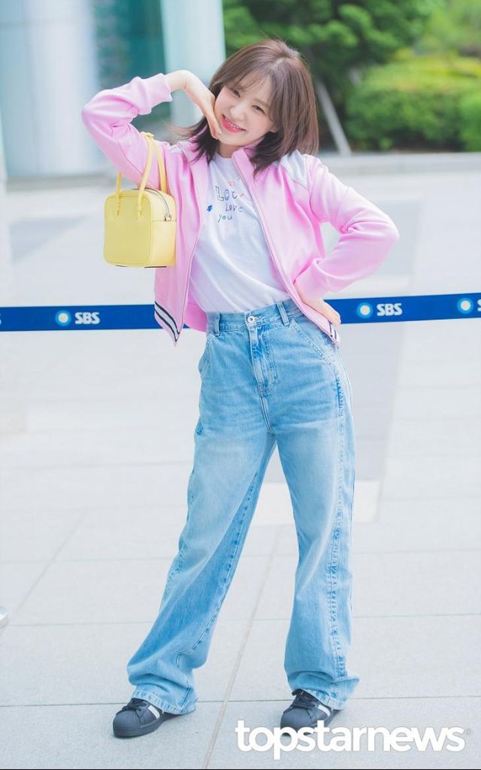 Beauties ingin tampil santai namun tetap feminim? Kamu bisa mix and match straight leg jeans, kaos putih, outwear warna pink, serta hand bag warna kuning untuk mempermanis look kamu!/ Foto: topstarnews
