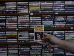 Pedagang Kaset Masih Eksis Meski Zaman Sudah Berubah