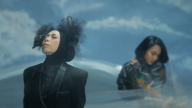 Melly Goeslaw dan tim meracik ulang rekaman suara sahabatnya, mendiang Nike Ardilla, menjadi sebuah lagu duet bertajuk Bertemu Kembali.