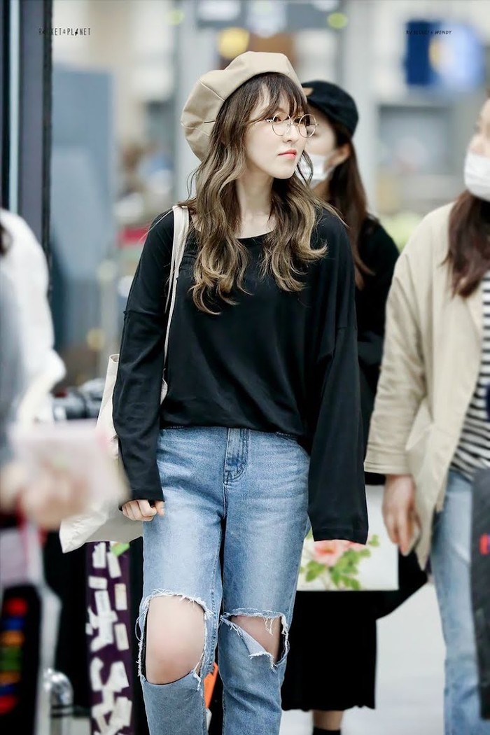 Cukup dengan oversized T-shirt warna hitam yang dipadukan dengan celana ripped jeans, kamu sudah bisa tampil casual dan efforlessly stylish seperti idol Korea!/ Foto: koreaboo.com