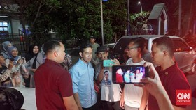 Malam Mingguan di Karawang, Gibran Borong Jajanan dan Bagi ke Warga