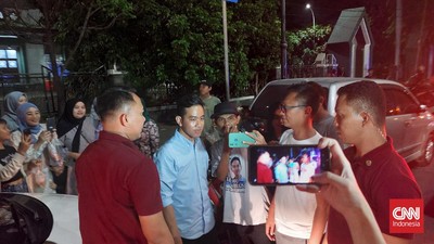 Malam Mingguan di Karawang, Gibran Borong Jajanan dan Bagi ke Warga Selain menyapa masyarakat, Gibran menghampiri dan memborong barang dagangan pedagang di Alun-alun Karawang lalu membagikannya ke para warga.