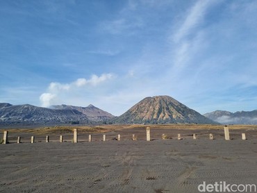 Respons Gubernur Khofifah soal Viral Turis Korea Selatan Paralayang di Bromo