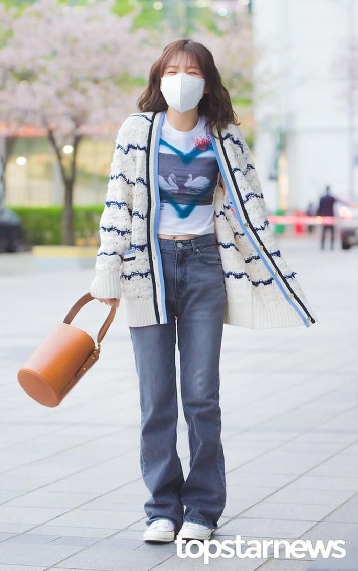 Knitted cardigan, cropped T-Shirt warna putih, serta highwaist jeans juga bisa banget jadi inpirasi outfit casual kamu. Sangat cocok untuk musim hujan seperti sekarang, Beauties!/ Foto: topstarnews