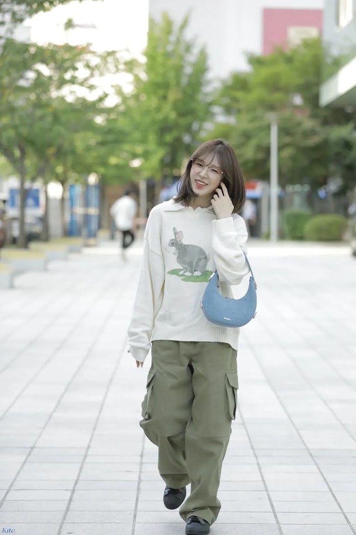 Meski bertubuh mungil, kamu tetap bisa memakai outfit oversized lho, Beauties. Seperti Wendy, kamu bisa memadukan cargo pants warna army dengan sweater oversized warna cream. Tetap terlihat santai dan gemas, kan?/ Foto: koreaboo.com