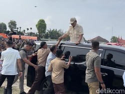 Prabowo Kunjungi Korban Marapi, Diteriaki Presiden hingga Pak Gemoy