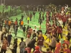 Suporter Ricuh Saat Laga PSM Makassar Vs Bhayangkara FC gegara Tempat Duduk
