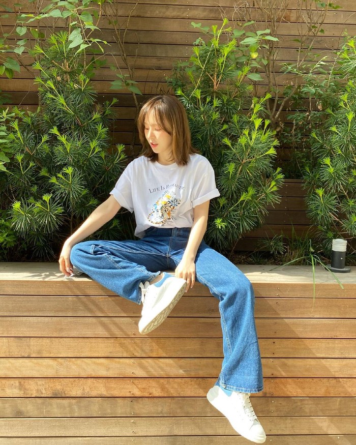 Satu lagi outfit ala Wendy Red Velvet yang mudah banget untuk ditiru. Graphic tees warna putih, highwaist jeans, serta sepasang sneakers. Kamu tentu punya semuanya kan, Beauties?/ Foto: instagram.com/todayis_wendy
