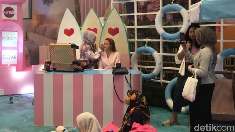 Serunya kelas make up yang diramaikan para MUA profesional di Laz Island Surabaya.