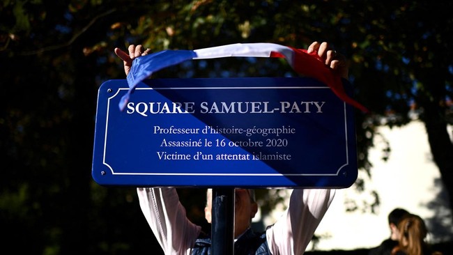 6 remaja divonis atas kasus pemenggalan kepala Samuel Paty, guru sejarah di Prancis, pada 2020 usai publikasikan kartun Nabi Muhammad. 