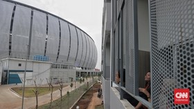 FOTO: Tanpa Listrik dan Air Warga Tetap Tempati Kampung Susun Bayam