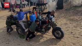 VIDEO: Tak Ada BBM, Warga Gaza Harus Dorong Gerobak Demi Ambil Air