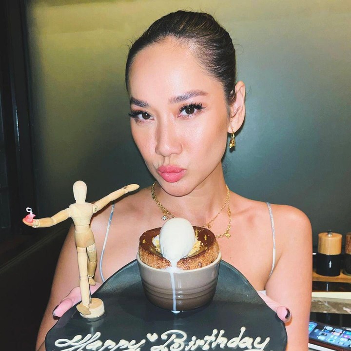 <p>Saat makan malam, BCL ternyata sudah menyiapkan kejutan untuk sang suami. Ia memberikan kejutan berupa kue ulang tahun dengan tulisan "<em>Happy Birthday</em> Suami". (Foto: Instagram@tikoaryawardhana)</p>