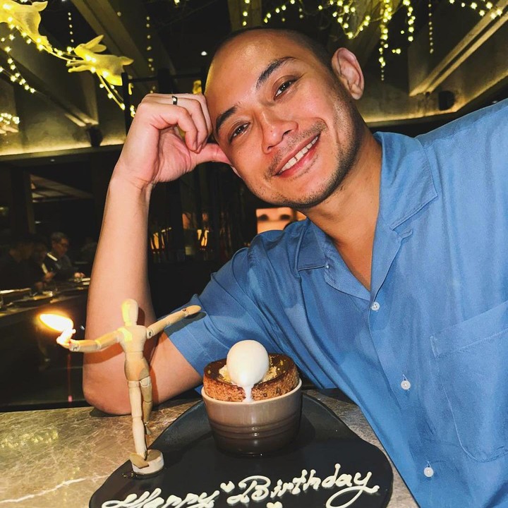 <p>Tak bisa menyembunyikan rasa bahagia di hari spesialnya itu, Tiko yang dikenal kaku dalam berfoto kali ini tersenyum hangat usai mendapatkan kejutan dari sang istri. (Foto: Instagram@tikoaryawardhana)</p>