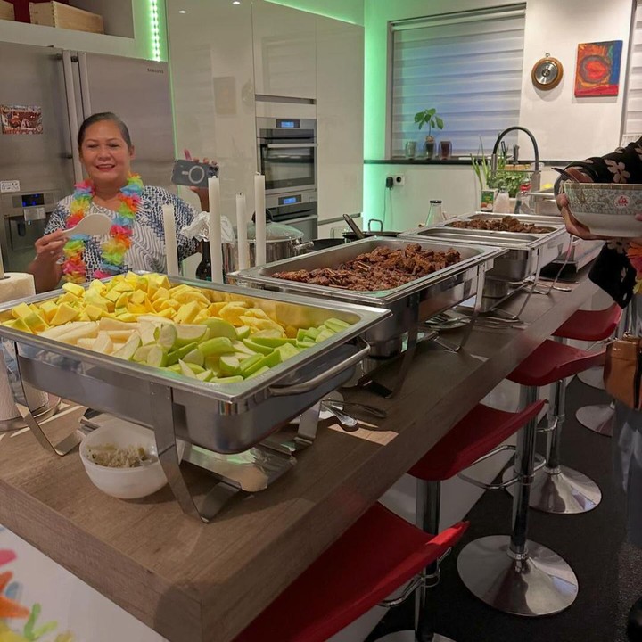 <p>Acara baby shower ini juga menjadi ajang berkumpul dan makan bersama bagi keluarga besar Nanda dan Dennis. Berbagai makanan berat hingga ringan juga tersedia lho, Bunda. (Foto: Instagram: @nandagita16)</p>