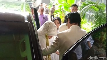 img-title Adiba Khanza & Egy Maulana Tiba di Lokasi, Suasana Jelang Akad Dipenuhi Karangan Bunga