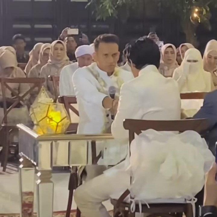 <p>Egy Maulana berhadapan dengan Abidzar saat melakukan proses ijab kabul usai dilangsungkannya pengajian. (Foto: Instagram @kafka.am @novarianto30 @nanitlarissa @amie.ra)</p>