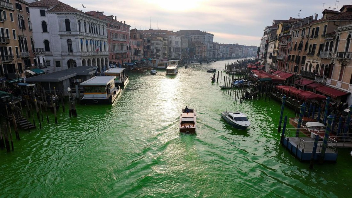 FOTO: Protes Hasil COP28, Aktivis Bikin Air Kanal Venesia Hijau