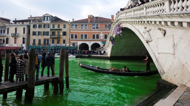 FOTO: Protes Hasil COP28, Aktivis Bikin Air Kanal Venesia Hijau