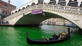 FOTO: Protes Hasil COP28, Aktivis Bikin Air Kanal Venesia Hijau