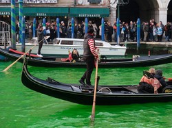 Saat Kanal Cantik Venesia Berubah Jadi Hijau, Ulah Siapa?