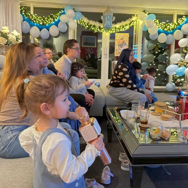 <p>Baby shower kehamilan kedua Nanda juga dimeriahkan dengan sesi karaoke yang membuat acara ini semakin seru. Kita doakan semoga Nanda dan janinnya sehat selalu hingga persalinan ya. (Foto: Instagram: @nandagita16)</p>