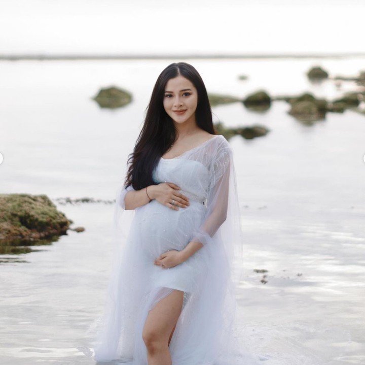 <p>Selebgram Bella Bonita sempat mengungkapkan tentang satu dari dua janinnya yang tidak berkembang saat hamil anak pertama. Dalam akun Instagram miliknya, istri penyanyi Denny Caknan ini mengatakan bahwa janin tersebut berukuran sangat kecil dan sulit berkembang, sehingga mesti direlakan pergi. Alih-alih melakukan tindakan medis, Bella membaiarkan janin tersebut hingga akhirnya diserap oleh kembarannya yang sehat. Pada 5 Februari 2024, Bella melahirkan anak pertamanya ini. (Foto: Instagram/@bellabonita_r.a)</p>