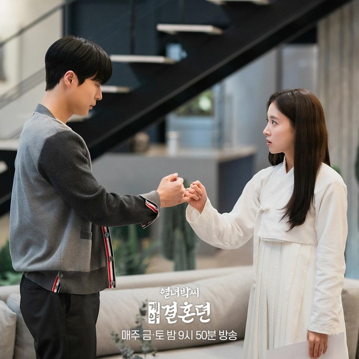 <p>Beradu akting dengan Lee Se Young, Bae In Hyuk mampu menciptakan <em>chemistry</em> yang romantis di drakor <em>Park's Marriage Contract</em>, lho. (Foto: Instagram @mbcdrama_now)</p>