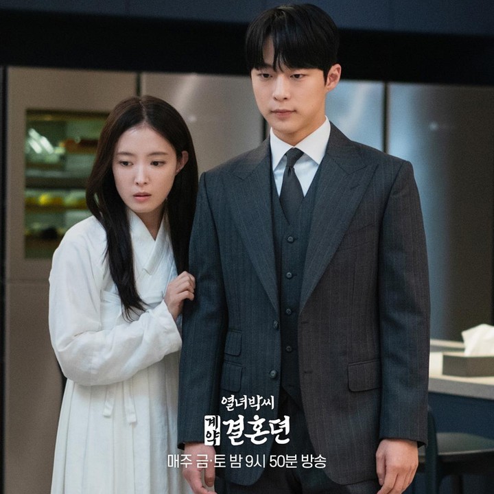 <p>Lee Se Young berperan sebagai Park Yeon Woo, putri dari zaman dinasti Joseon yang terlempar ke tahun 2023 dan bertemu dengan Kang Tae Ha. Keduanya menjalin pernikahan kontrak atas keinginan terakhir kakek Tae Ha di akhir hayatnya. (Foto: Instagram @mbcdrama_now)</p>