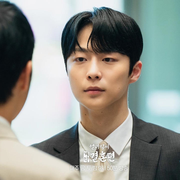 <p>Bae In Hyuk berperan sebagai Kang Tae Ha, calon penerus perusahaan SH Group yang sukses. Ia dikenal sebagai seorang pria angkuh yang mengutamakan logika di atas emosi dan segalanya. (Foto: Instagram @mbcdrama_now)</p>
