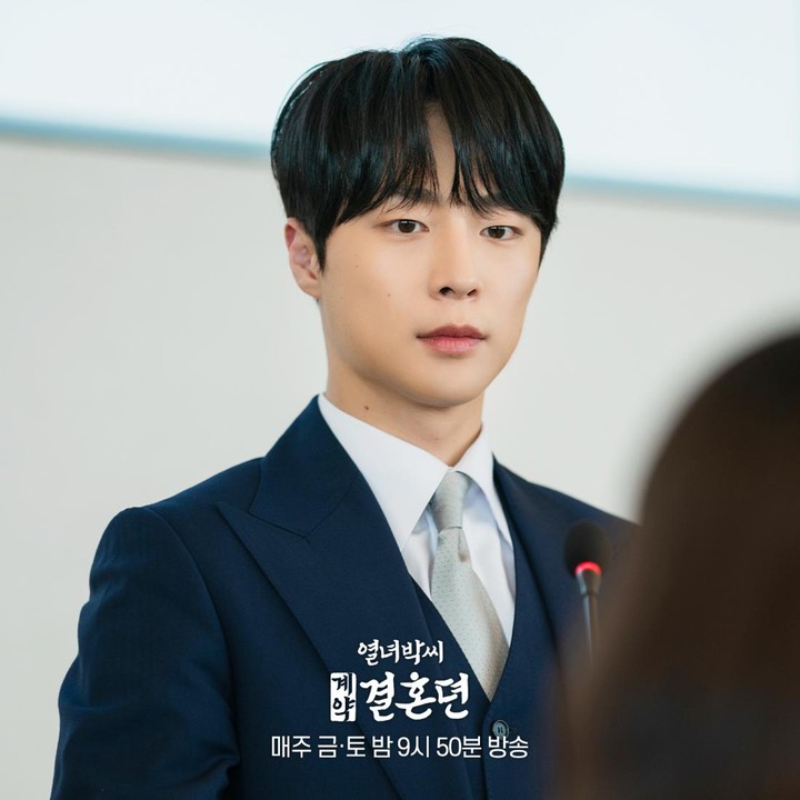 <p>Penggemar setia Bae In Hyuk pasti sedang berbahagia. Sang aktor kembali membintangi drama Korea terbaru. Ia bermain di<em> Park's Marriage Contract</em> yang mengusung genre komedi romantis. (Foto: Instagram @mbcdrama_now)</p>