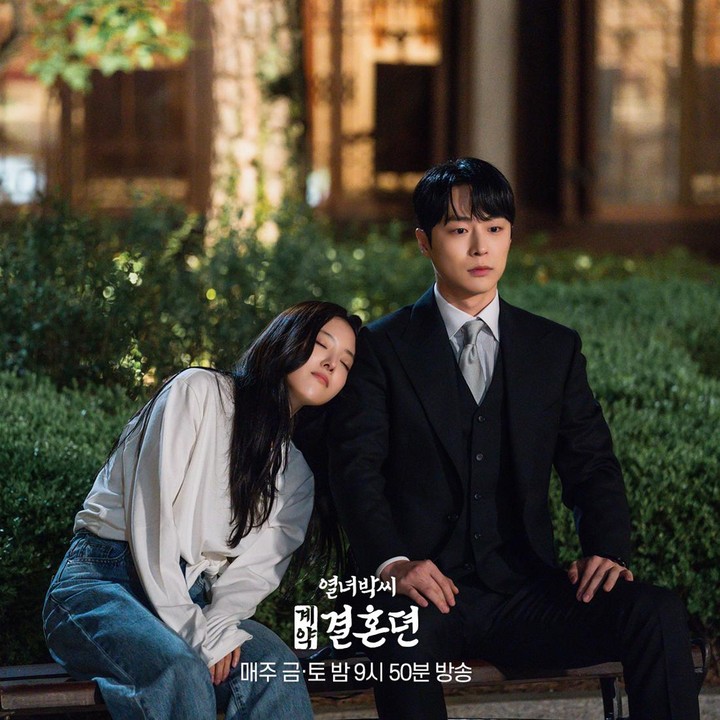 <p>Di drakor kali ini, Bae In Hyuk dipasangkan dengan Lee Se Young. Aktris cantik itu menjadi lawan mainnya sebagai pasangan Bae In Hyuk di <em>Park's Marriage Contract</em>. (Foto: Instagram @mbcdrama_now)</p>