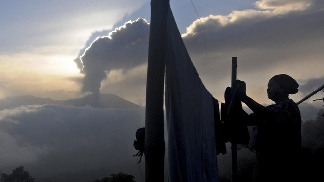 Warga Agam mengatakan Gunung Marapi erupsi lagi bertepatan dengan waktu azan Salat Jumat.