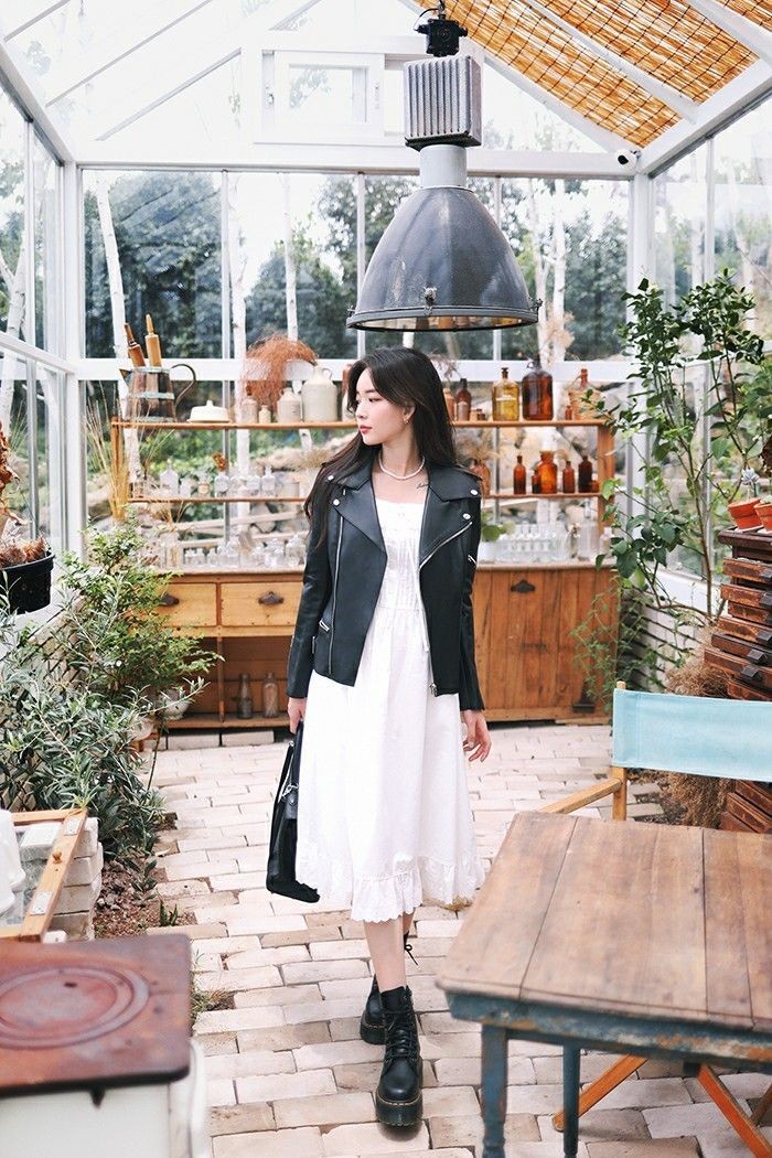 Inspirasi 7 OOTD Monochrome ala K-style, Classy dan Anti Gagal!