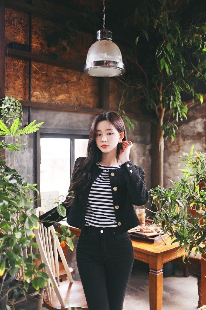 Inspirasi 7 OOTD Monochrome ala K-style, Classy dan Anti Gagal!