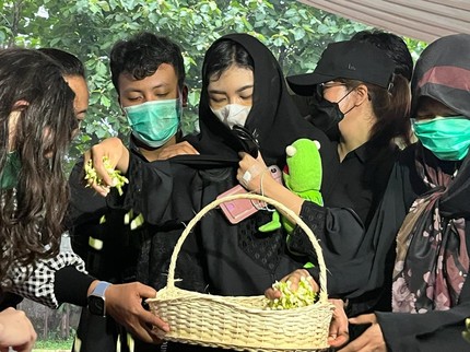 Tangis dan Pesan Haru Ibunda di Pusara 4 Anak Korban Kasus Puas Bunda Tx for All di Jagakarsa