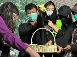Pesan Pilu Ibunda di Makam 4 Anak Korban Pembunuhan Ayah: Jaga Kakak