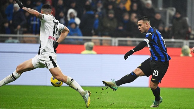 Inter Milan sukses menggusur Juventus dari puncak klasemen Liga Italia, Sabtu (9/12) waktu setempat. Nerazurri berhak ke pucuk usai mengalahkan Udinese 4-0.