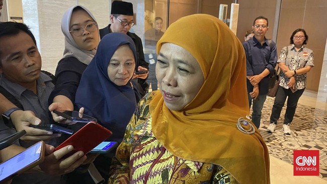 Menurut Khofifah, masa jabatan kepala daerah itu tak boleh dipotong dan harus tuntas. Oleh karena itu ia menyambut putusan MK kabulkan gugatan Emil Dardak dkk.