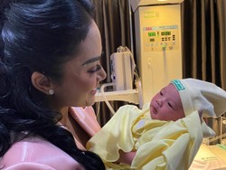 Dicueki Cucu karena Tampil Polos, Wajah Kris Dayanti tanpa Makeup Jadi Sorotan