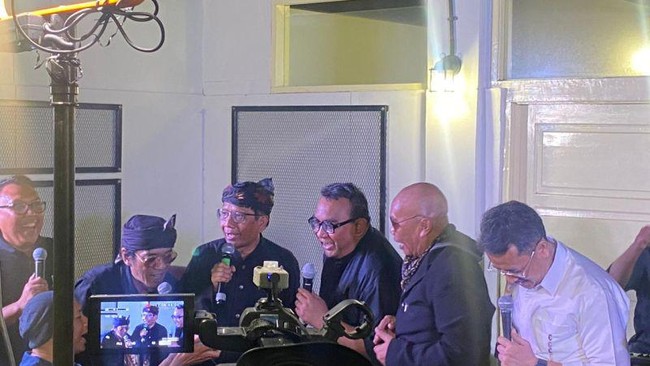 Budayawan Sunda membeberkan alasan menyematkan sebutan 'Uwa' kepada Mahfud MD saat berkunjung ke Bandung.
