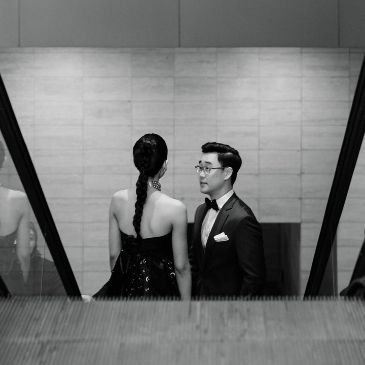 <p>Maudy Ayunda dan Jesse Choi juga memilih berbagai tempat untuk berfoto, bahkan hingga di eskalator yang terlihat estetik. (Foto: Instagram @maudyayunda)</p>