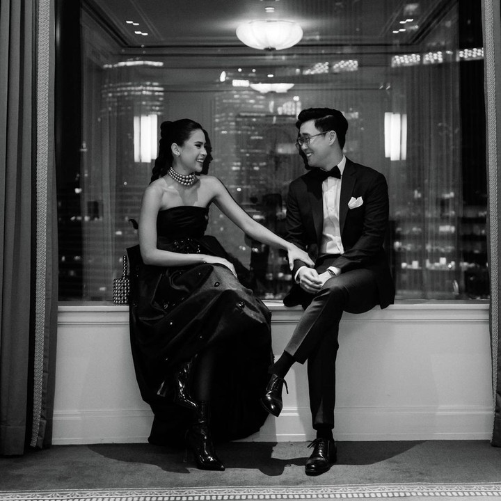 <p>Keduanya tampil memukau dalam balutan busana formal serba hitam. Tak hanya itu, mereka juga menerapkan konsep pemotretan hitam-putih. (Foto: Instagram @maudyayunda)</p>