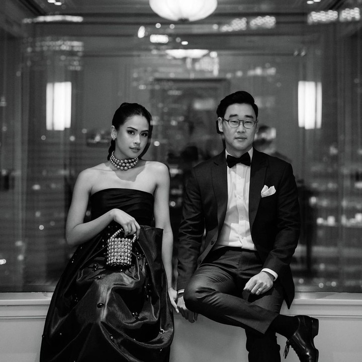 <p>Dalam foto yang dibagikan, Maudy Ayunda terlihat cantik dalam balutan<em> off-shoulder dress.</em> Sementara itu, Jesse Choi tampil gagah mengenakan setelan <em>tuxedo.</em> (Foto: Instagram @maudyayunda)</p>