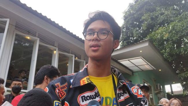 Eca Aura kemudian menjadi sorotan setelah ramai perjodohan putra Ganjar Pranowo, Alam Ganjar dengan Fuji oleh netizen.